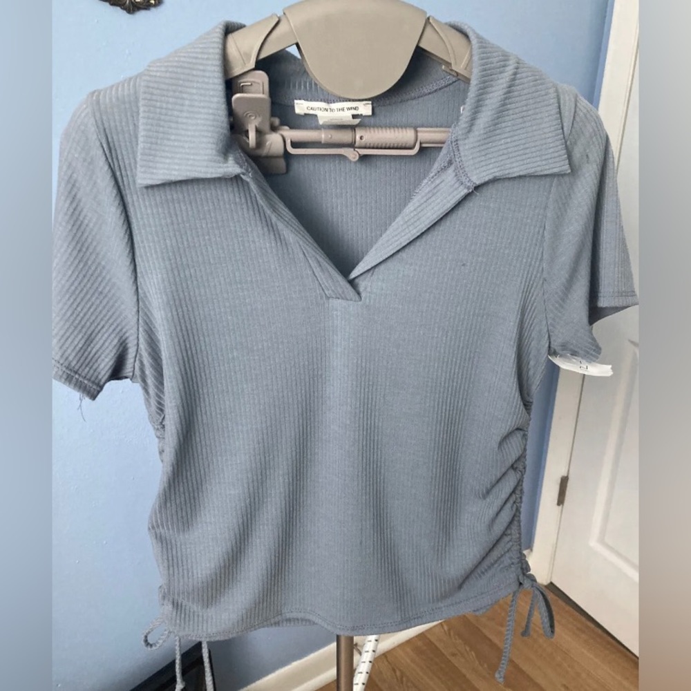 Juniors Caution to the Wind Blouse with ties on Ends girl’s Juniors XL  Blue